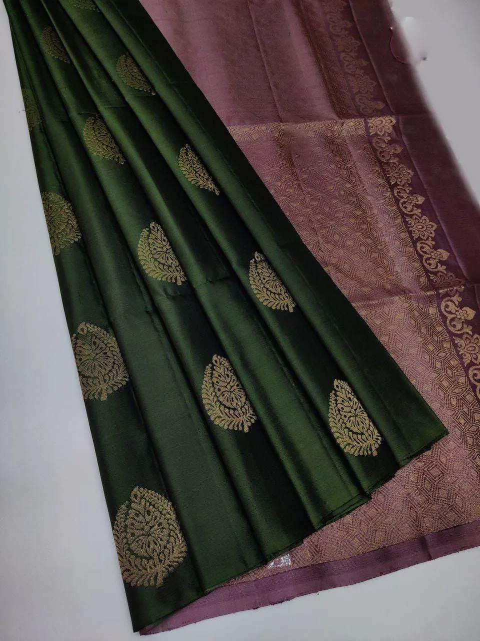 Elegant Green Soft Silk Saree With Resplendent Blouse Piece