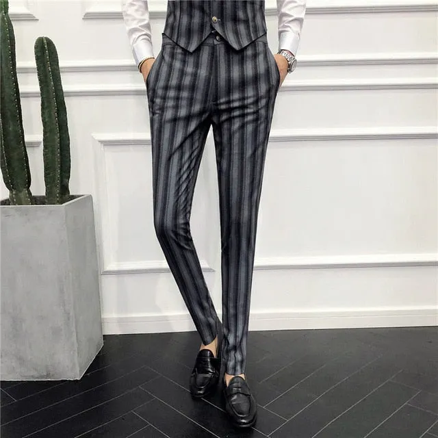 Monochrome Vertical Stripes Men Tapered Cut Pants